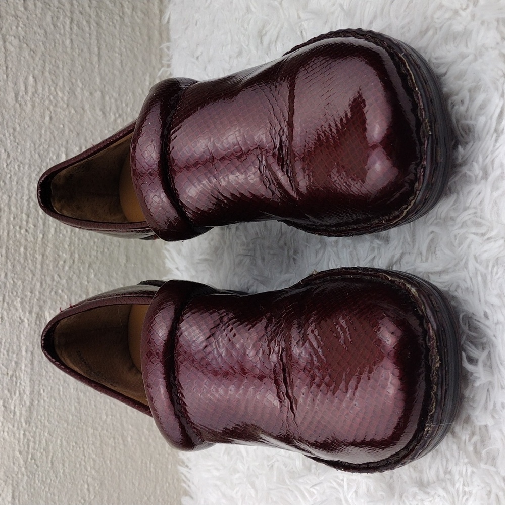 Nurse Mates Pillow Top Halle Burgundy Snakeskin Leather Round Toe Clog Shoes - Picture 2 of 16